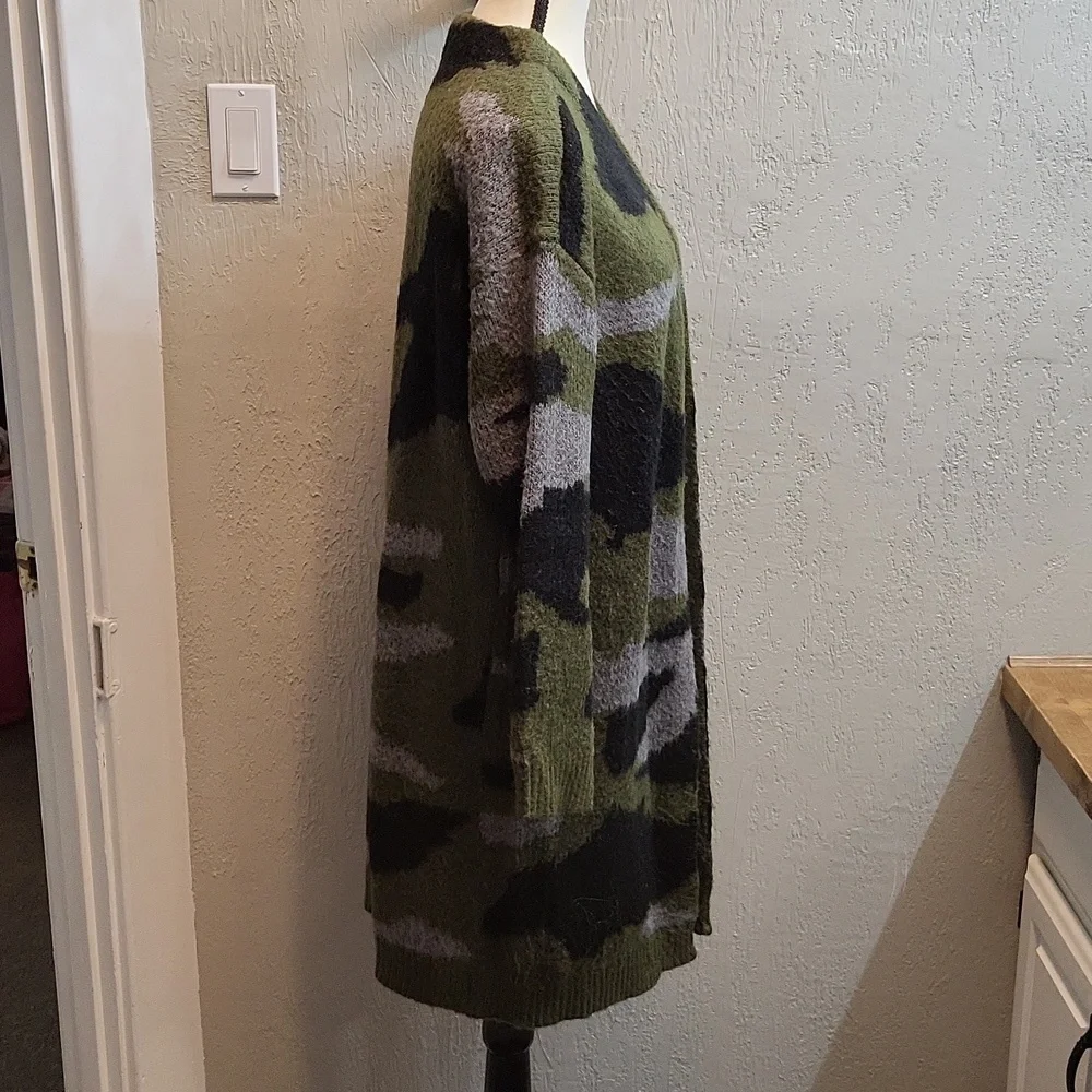 Black Tape Long Open Front Camo Cardigan - Picture 6 of 10